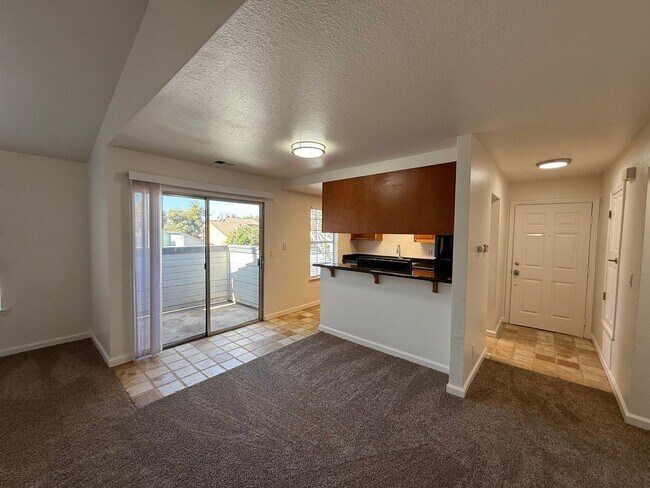 Building Photo - Parkview Condo close to shopping & Freeway!