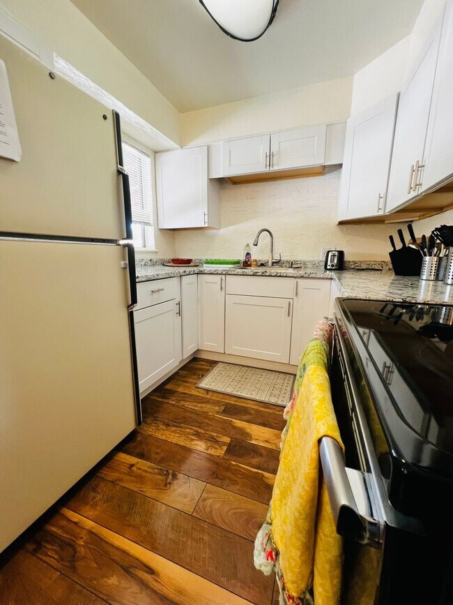 Building Photo - 1643 Stewart St