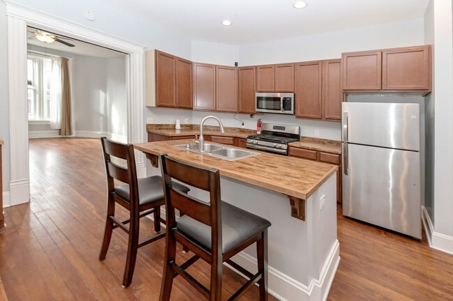 Building Photo - 723 Columbia St