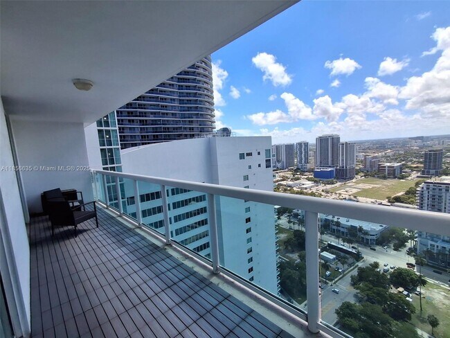 Building Photo - 1800 N Bayshore Dr