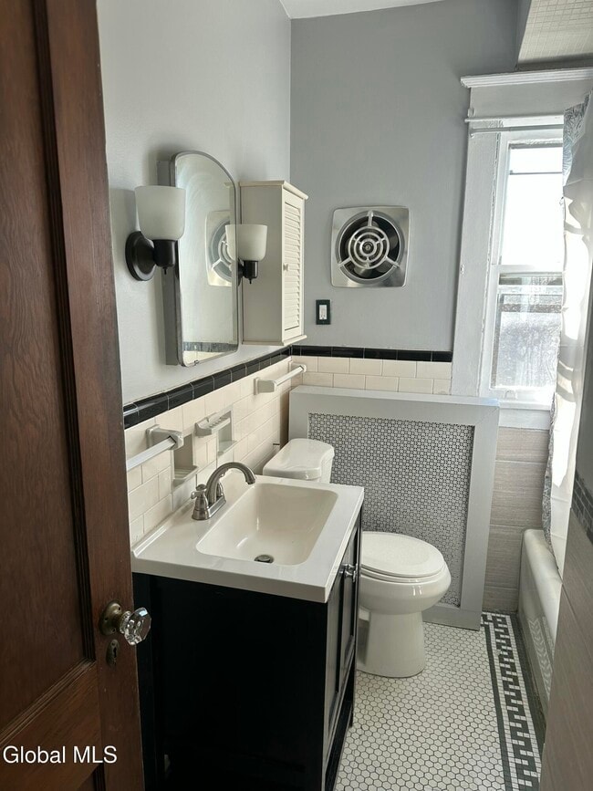 Building Photo - 65 Ten Eyck Ave