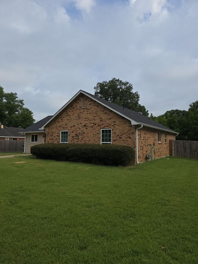 Building Photo - 5008 Clear Creek Dr