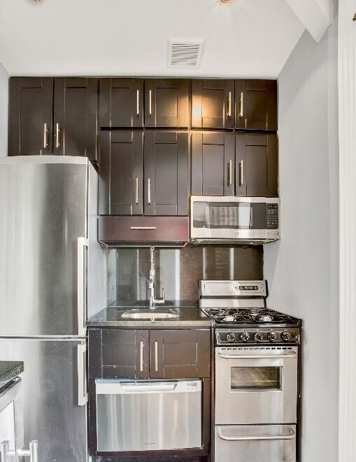Building Photo - 234 Mott St