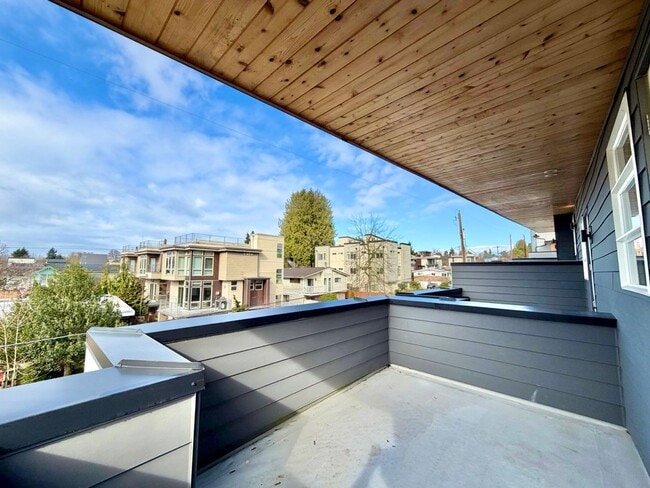 Building Photo - Modern 3-Level Townhome (2020) with Private Roof Deck & A/C