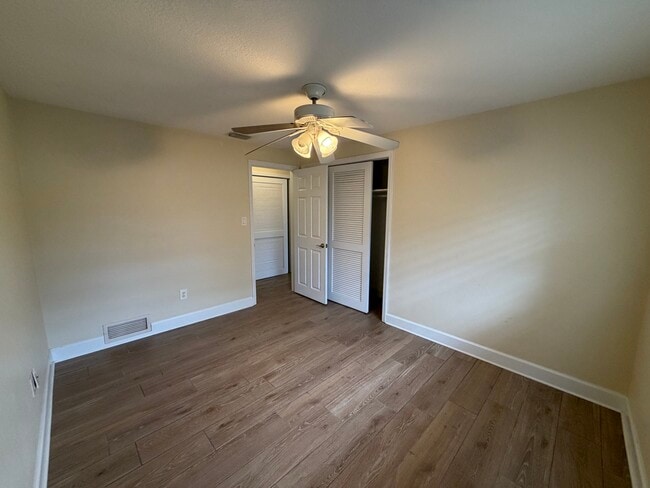 Building Photo - 104 Oakwood Ave