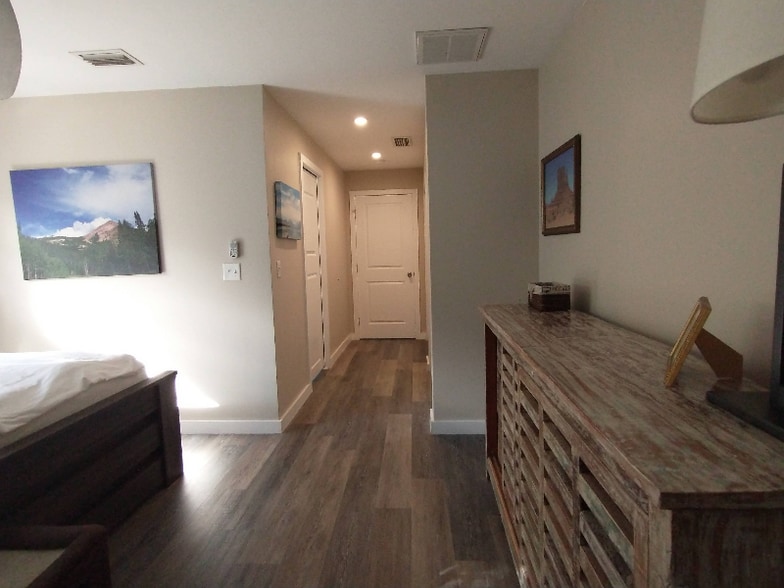 Building Photo - 1865 Washington Ave