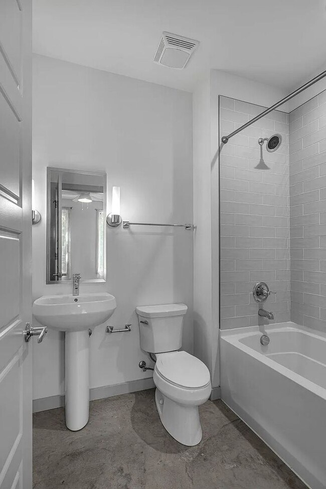 Building Photo - Great condo in East Nashville off Gallatin...
