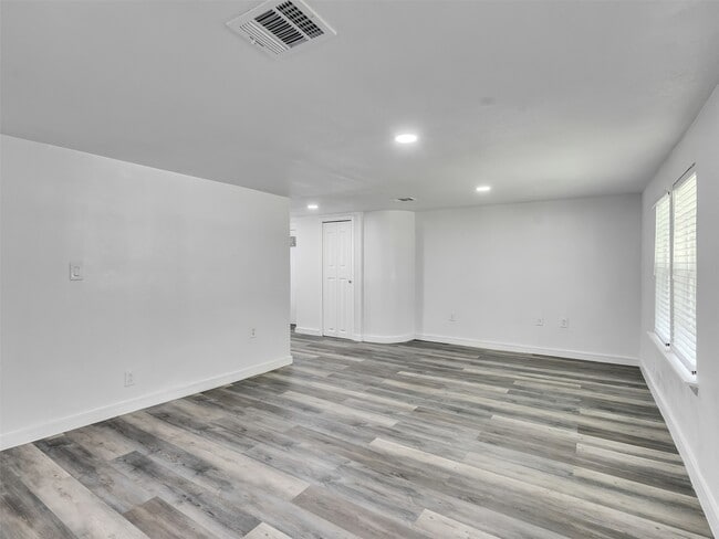 Building Photo - 7812 Cora St