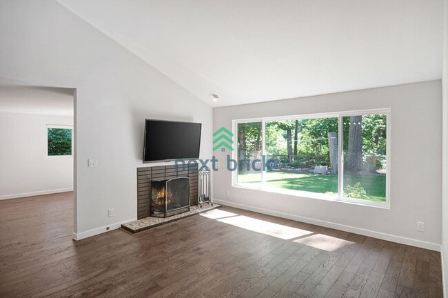 Building Photo - 3 Bed, 2.5 Bath Single Family Available fo...