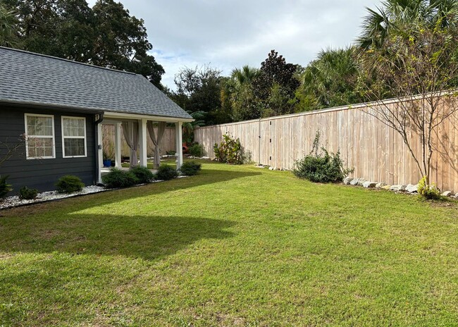 Building Photo - Available now. Gorgeous, Remodeled 3 BR/2 ...