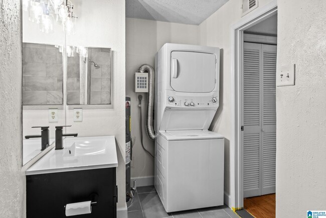 Building Photo - 3350 Altamont Rd S