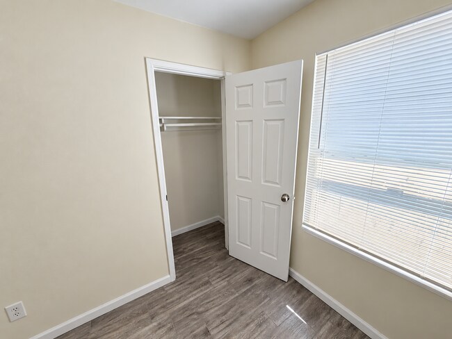 Building Photo - 6518 N 61st Dr