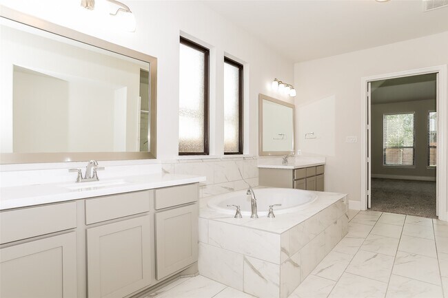 Building Photo - 30627 S Creek Way