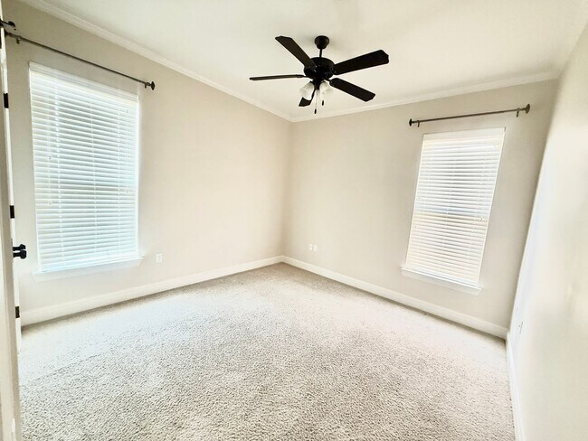 Building Photo - Spacious 4 bedroom 2 bathroom home for rent!