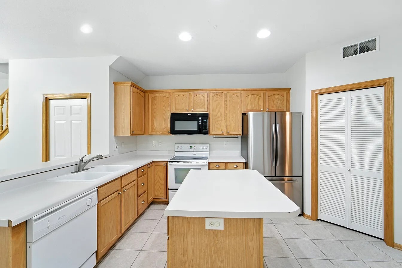 Building Photo - 277 S 79th St