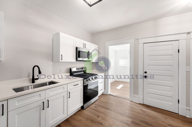 Building Photo - 606 Lafayette Ave NE