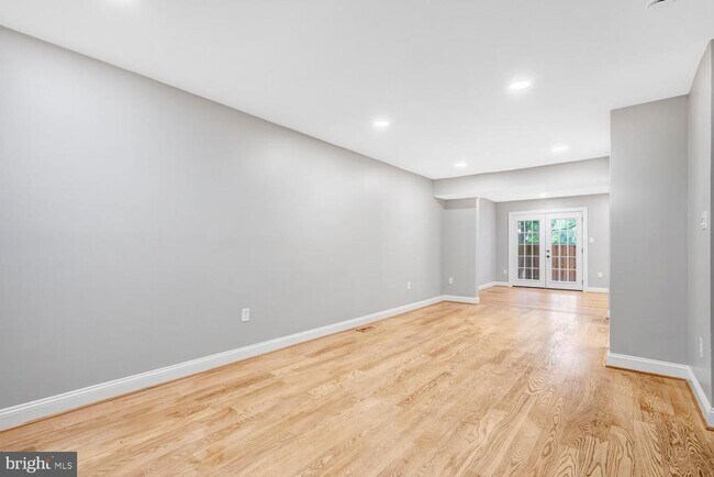 Building Photo - 2540 S Walter Reed Dr