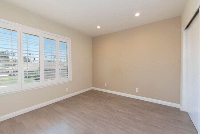 Building Photo - **Remodeled** spacious 5 bedroom home!!!