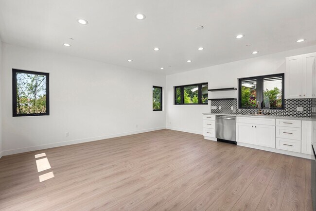 Building Photo - Stunning brand new construction, modern lu...