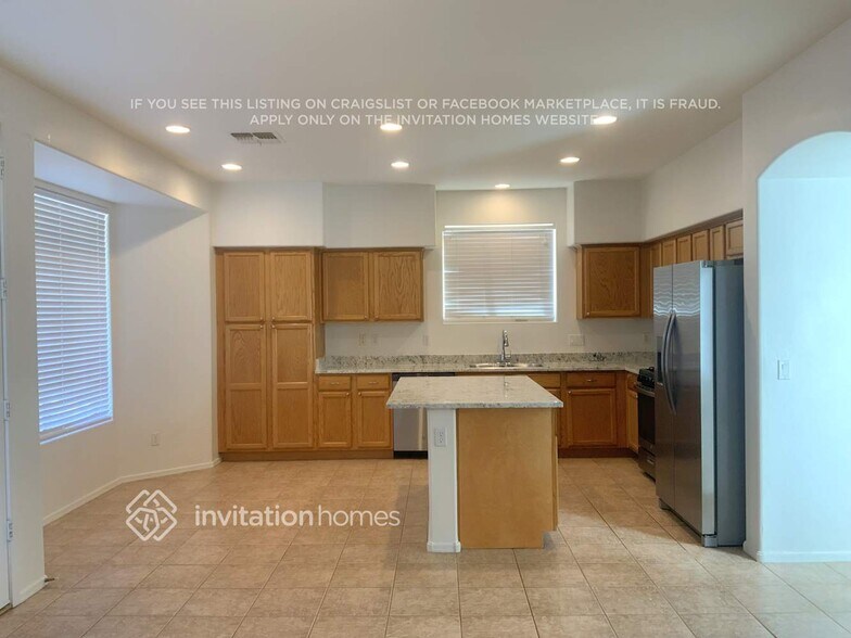 Building Photo - 3722 E Meadowview Dr