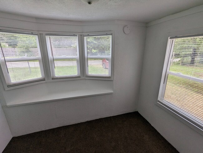 Building Photo - 300 Royal Way