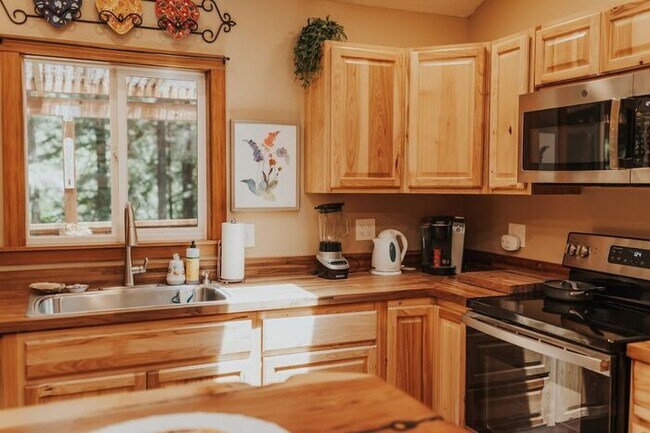 Building Photo - Sunlit Sanctuary in the Redwoods