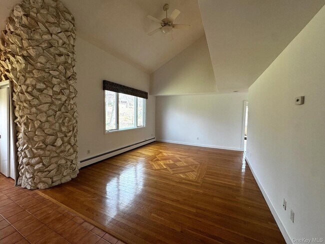 Building Photo - 2581 Roanoke Ave