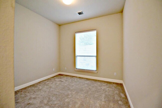 Building Photo - 15520 Interlachen Dr