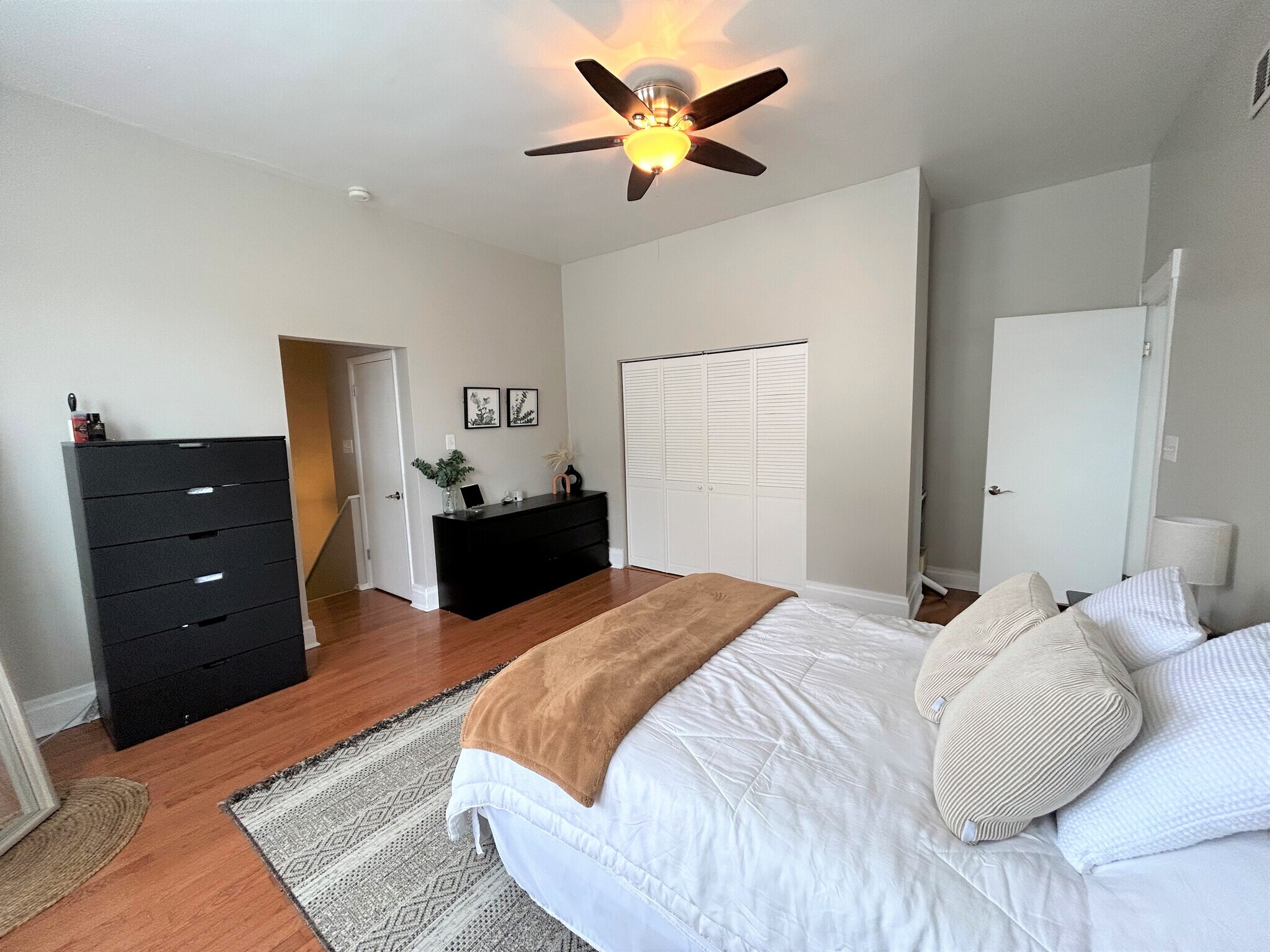 Large Bedroom high ceilings - 5975 Alder St