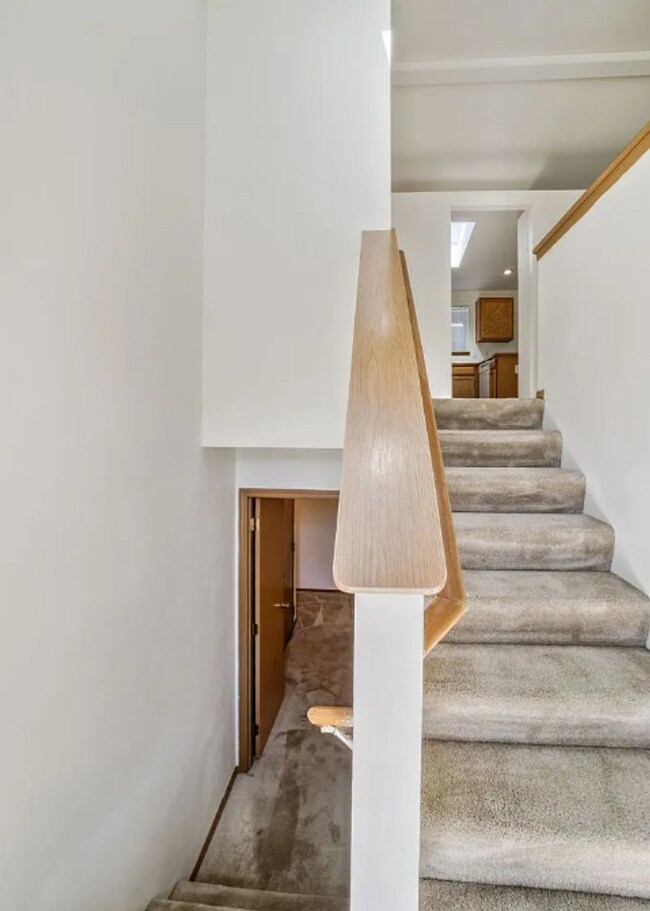 Building Photo - Spacious 5BD 2.5BA