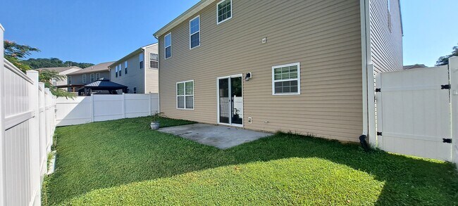Building Photo - 1527 Sergeant Ln