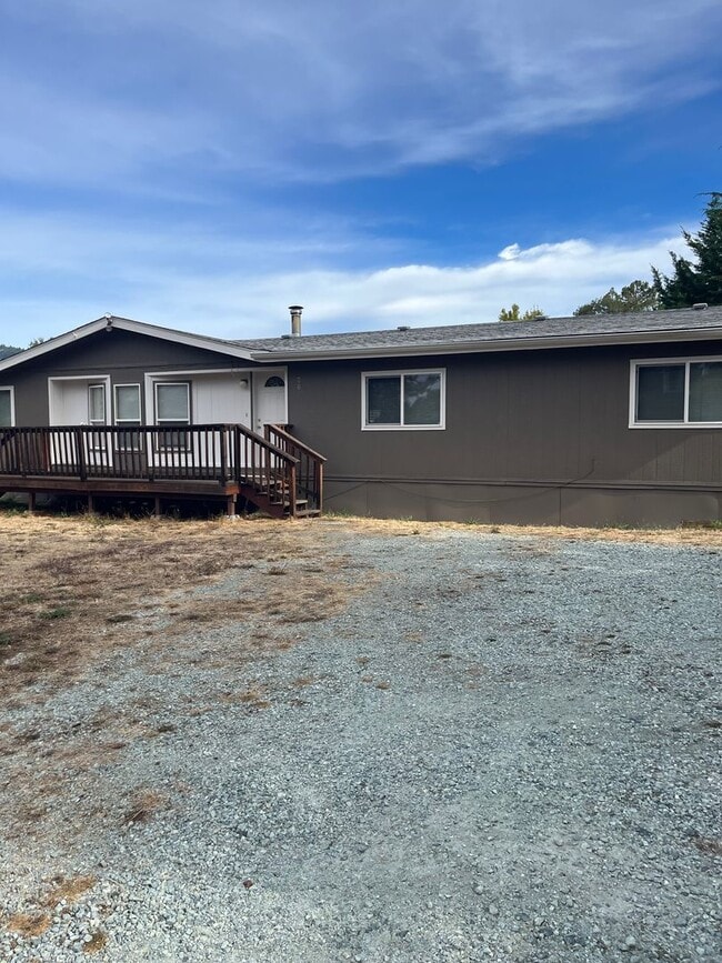 Building Photo - 261 Crest Dr