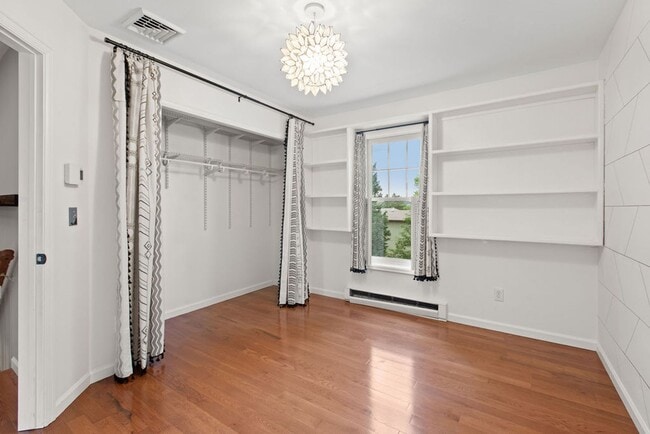 Building Photo - Rare Find in Kensington South – Park Views...