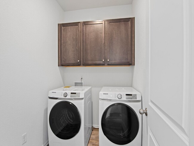 Building Photo - Modern Home With Great Amenities Available...