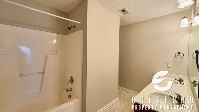 Building Photo - 3 Bed, 2.5 Bath Townhome - READY FOR YOU T...