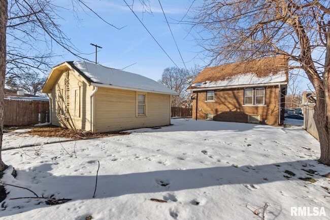 Building Photo - 1816 W Callender Ave