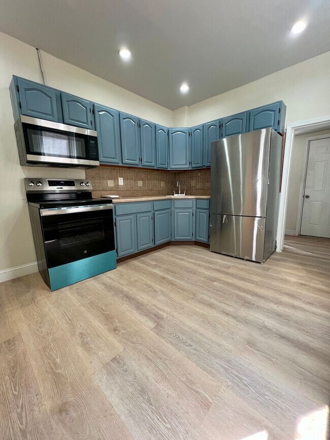 Building Photo - Newly Renovated 3-Bedroom Townhome in Fairhill! Available NOW!