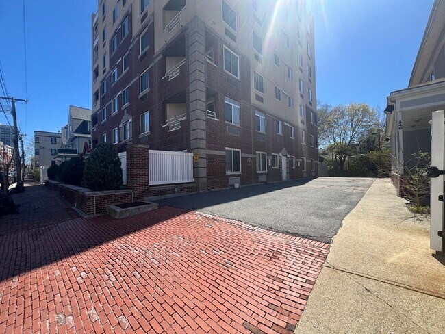Building Photo - 332 Franklin St