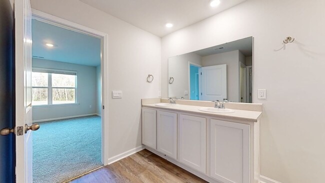 Building Photo - 4 bedroom Home in WATERSIDE!