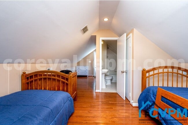 Building Photo - 16 2nd Ave S