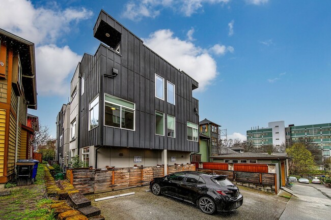 Building Photo - 3bd/1.75ba Seattle Townhouse