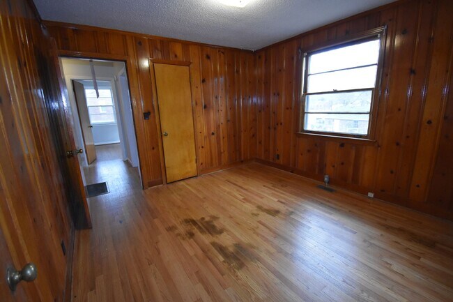 Building Photo - 3 Bedroom Home For Rent Near Madison Street!