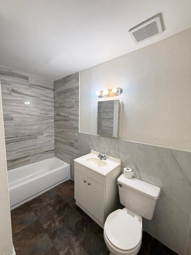 Building Photo - 425 N 26th St