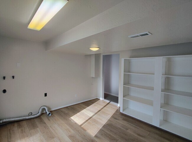 Building Photo - Great 5 Bed 3 Bath Remodeled Home