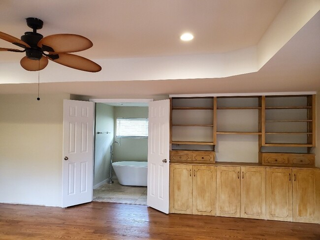 Building Photo - Newly Remodeled Mid Century Style Home!!