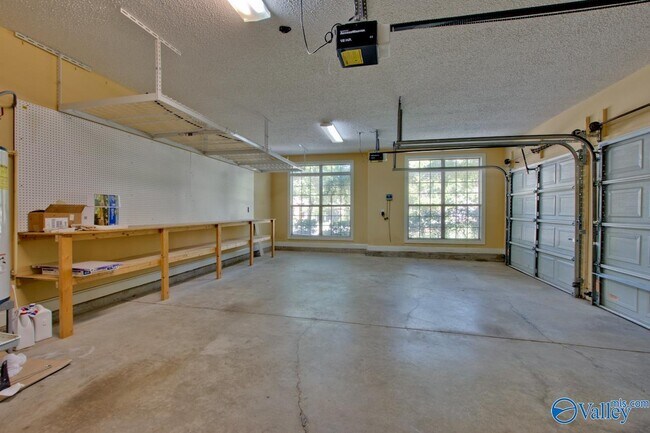 Building Photo - 2801 Centerridge Rd SE