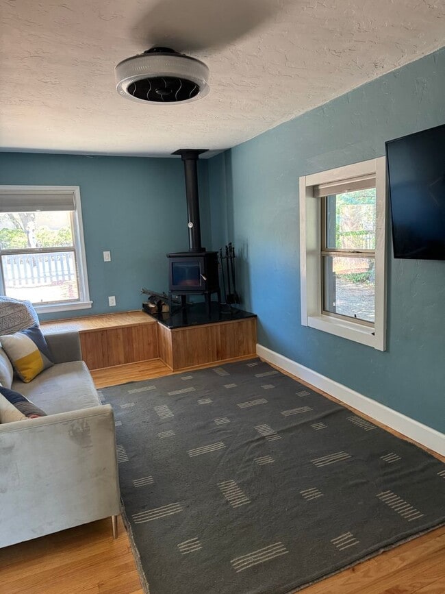 Building Photo - 837 Country Club Dr
