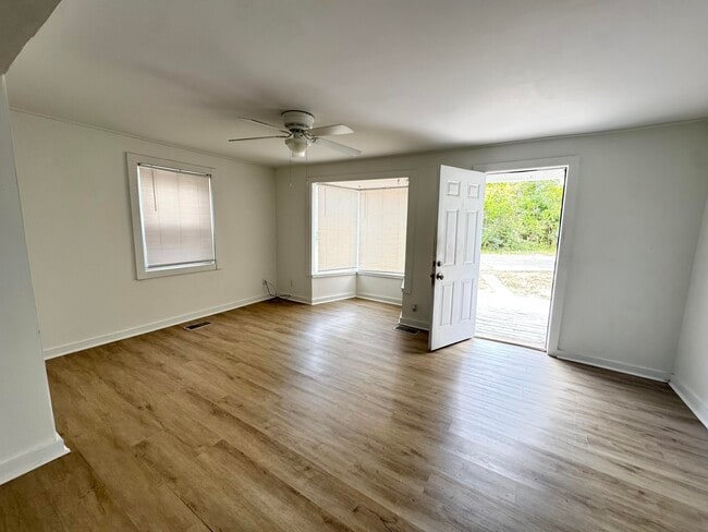 Building Photo - 214 1st St