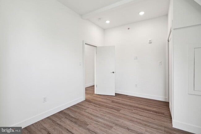 Building Photo - 5164 Ridge Ave