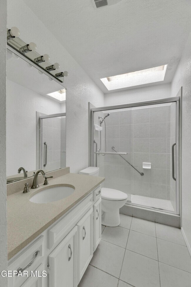 Building Photo - 620 Lakeway Dr